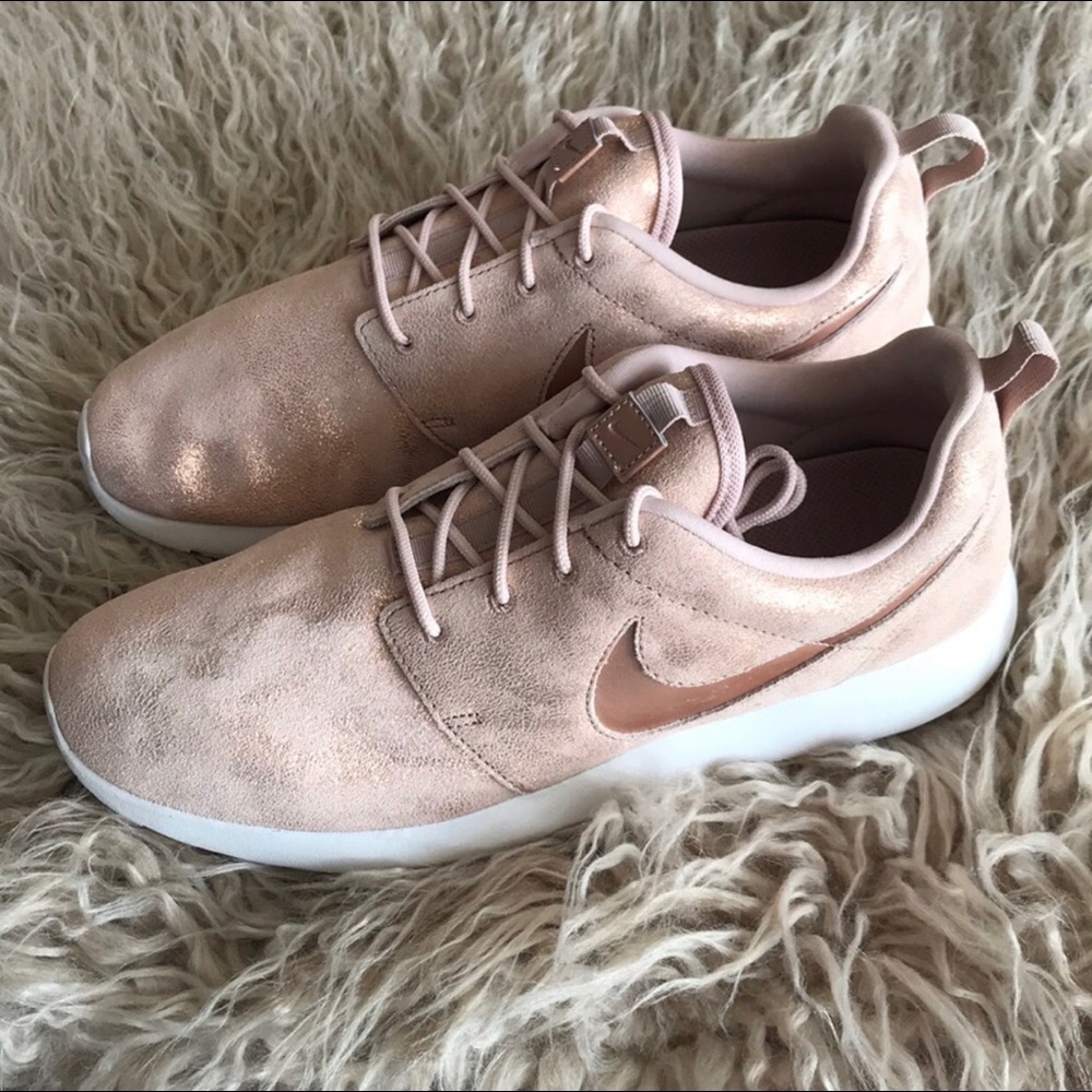NWT Nike Roshe One Rose Gold - Picture 7 of 8